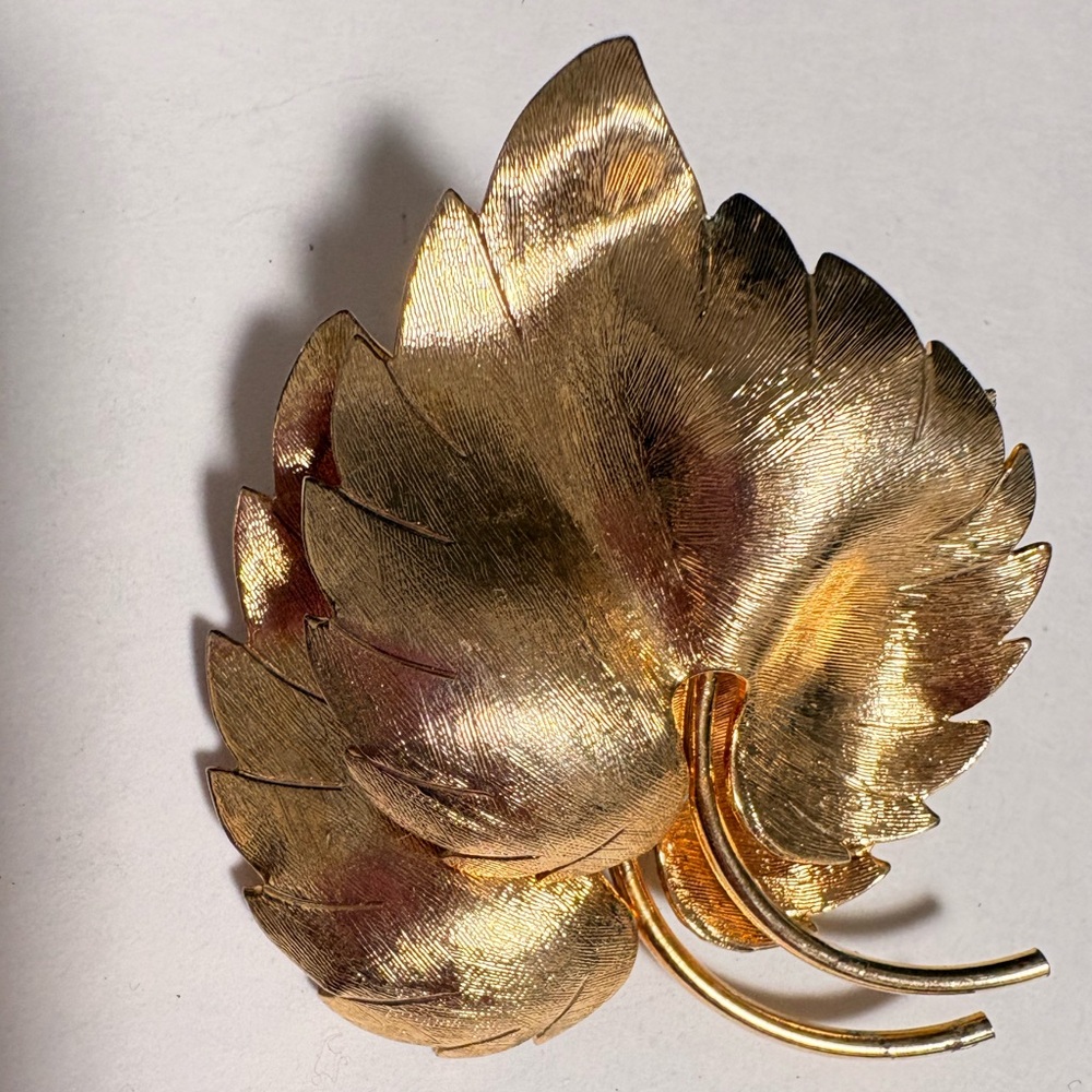 Luxurious vintage Gold plated Leaf Brooch